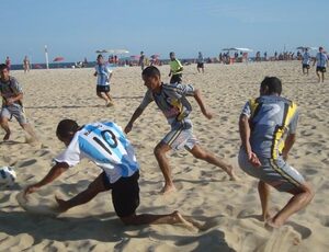 Equipes de futebol de praia cobram prestação de contas a associação