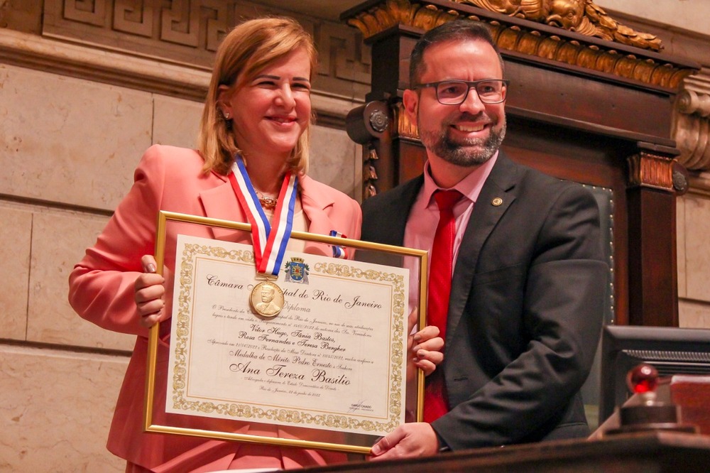 Jurista Ana Tereza Basilio recebe Medalha Pedro Ernesto e faz defesas da advocacia e da democracia