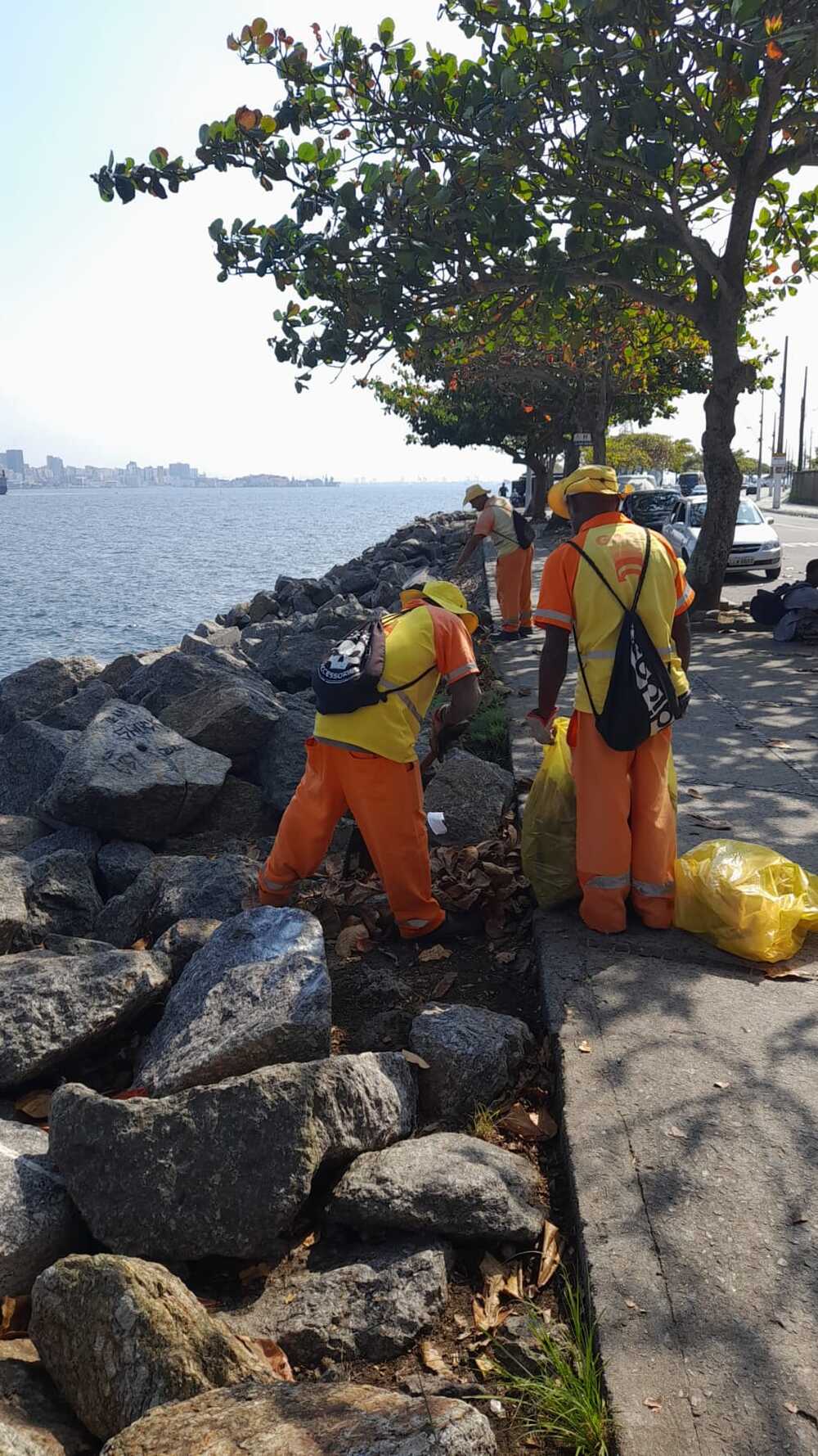 Clin realiza mutirão de limpeza nas pedras da litorânea