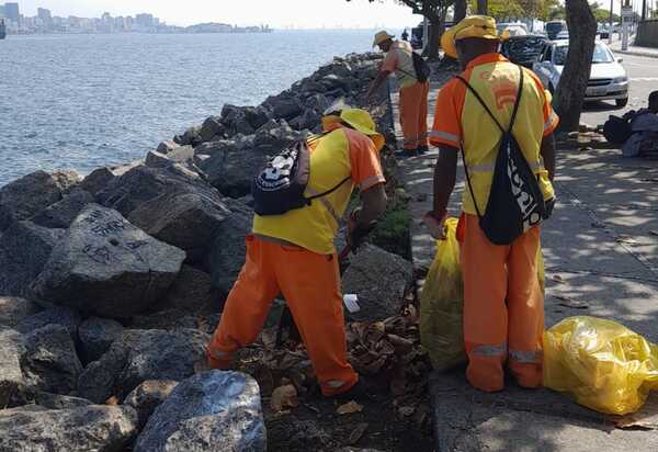 Clin realiza mutirão de limpeza nas pedras da litorânea