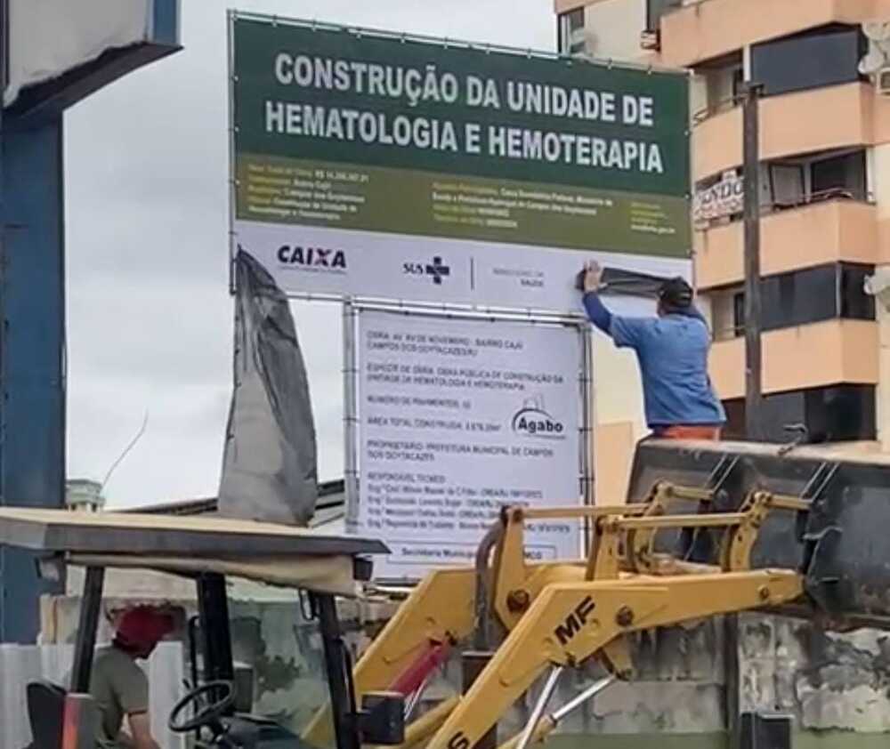 Prefeituras de todo o Brasil são orientadas por lei a encobrir publicidade do governo federal em obras