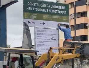 Prefeituras de todo o Brasil são orientadas por lei a encobrir publicidade do governo federal em obras