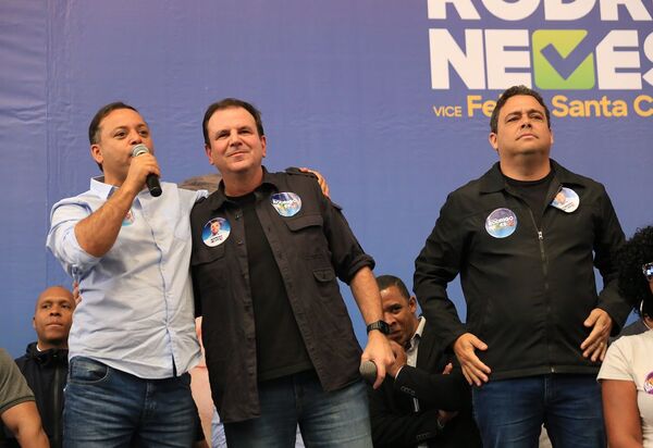 Neves, Santa Cruz e Paes se reúnem com líderes comunitários