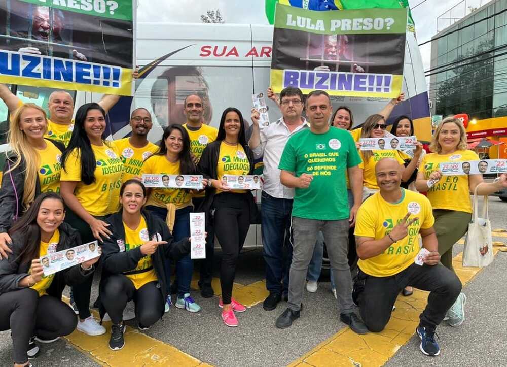 Deputado faz adesivaço de apoio a Bolsonaro e povo protesta Lula.