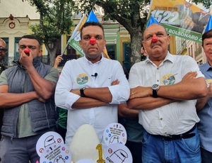 Otoni de Paula leva bolo ao camelódromo do Rio para 'comemorar' um ano de bloqueio nas redes sociais