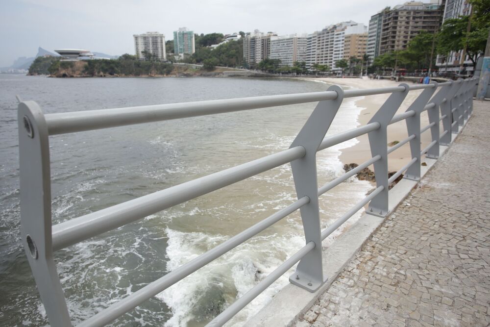 Prefeitura de Niterói já substituiu 20 metros do guarda-corpo de Icaraí