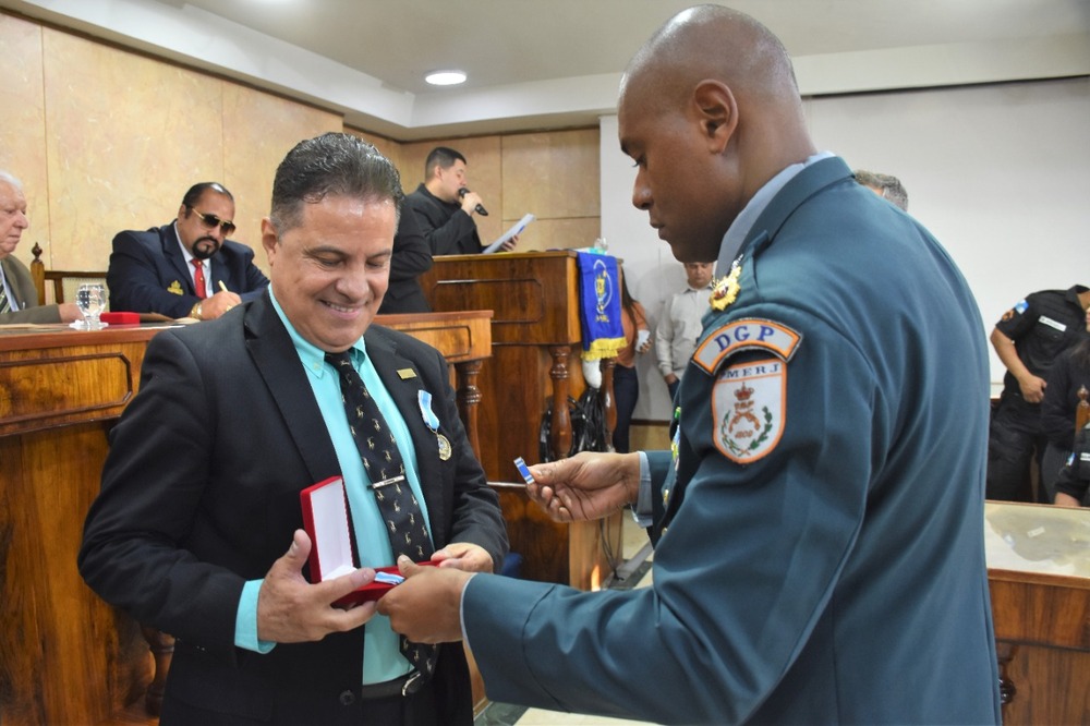 O Jornalista Oscar Müller recebe a Medalha do Mérito Embaixador da Paz no Brasil