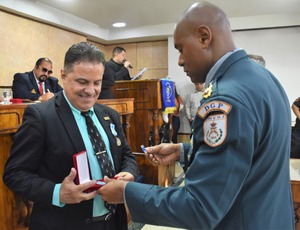 O Jornalista Oscar Müller recebe a Medalha do Mérito Embaixador da Paz no Brasil