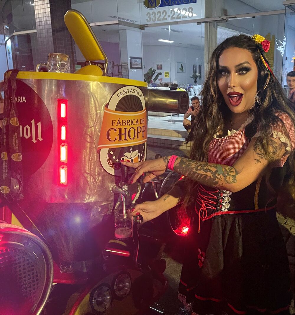 Ana Vitória Monforte (MC Trans) é a primeira mulher trans a desfilar na Oktoberfest