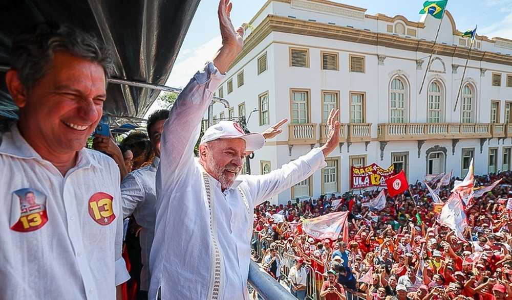 Em Aracaju, Lula é recebido pelo líder na pesquisa Rogério Carvalho e cai nos braços dos sergipanos em grande ato popular