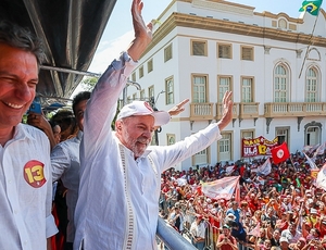 Em Aracaju, Lula é recebido pelo líder na pesquisa Rogério Carvalho e cai nos braços dos sergipanos em grande ato popular