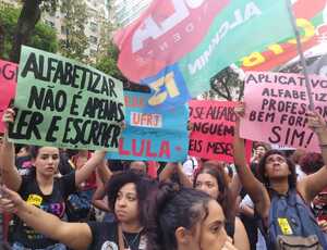 Ato em defesa da educação reúne estudantes e  professores no  Centro do Rio 