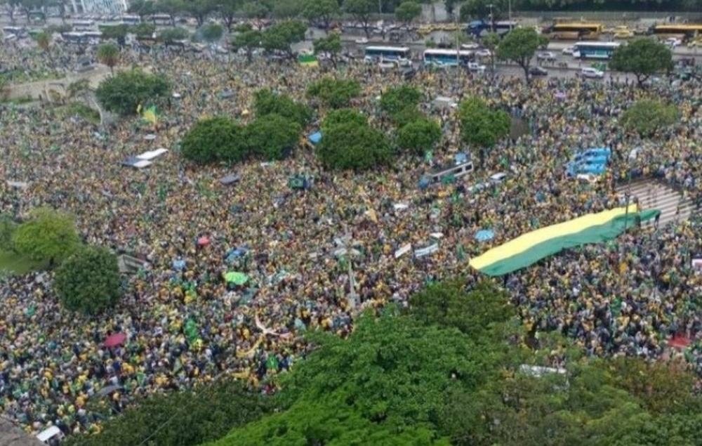 Aos gritos de - eu autorizo, bolsonaristas lotam sede das Forças Armadas no Rio