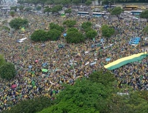 Aos gritos de - eu autorizo, bolsonaristas lotam sede das Forças Armadas no Rio