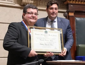 Prefeito de Itaguaí recebe Medalha Pedro Ernesto concedida pela Câmara