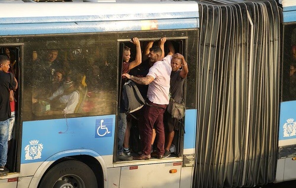 'Ônibus Cacareco' - Mais um idoso cai e tem sua vida em risco, povo agoniza com o caos do transporte público do Rio