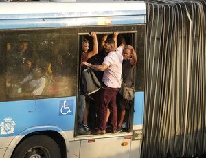 'Ônibus Cacareco' - Mais um idoso cai e tem sua vida em risco, povo agoniza com o caos do transporte público do Rio