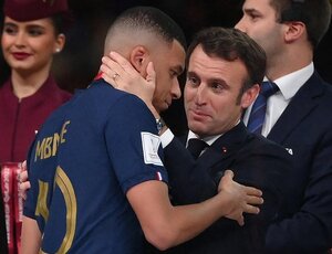 Presidente francês é ridicularizado por onipresença em campo, tentando consolar jogadores e distribuindo medalha