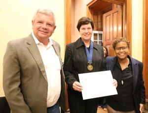 Primeira-dama de Niterói recebe medalha Zilda Arns por ações na Campanha Niterói Solidária