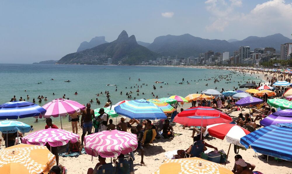 Mais de 610 toneladas de lixo são recolhidos das praias do Rio