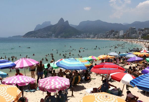 Mais de 610 toneladas de lixo são recolhidos das praias do Rio