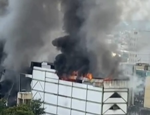 Prédio do antigo Shopping Vida desabou devido ao incêndio e fogo se alastra para prédios vizinhos, no calçadão de Nova Iguaçu