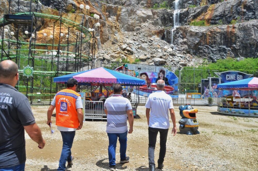 Prefeitura de Nova Iguaçu faz vistoria em maciço rochoso de shopping e atende as famílias vítimas de chuva