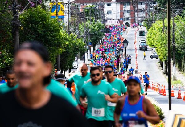 Com 800 participantes, corrida de rua coloriu e levou energia às ruas de Teresópolis neste domingo, 29/01