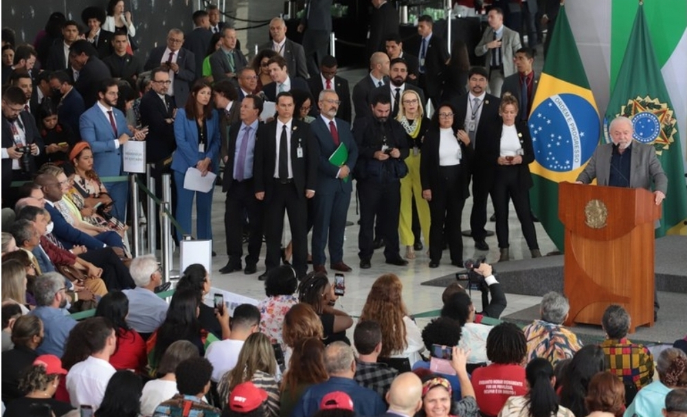 Lula assina decretos que ampliam a participação popular no governo