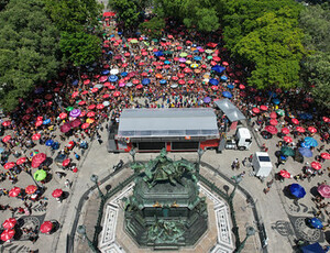 Com desfile na Praça Tiradentes, Bloco Desliga da Justiça abre o fim de semana de folia na cidade