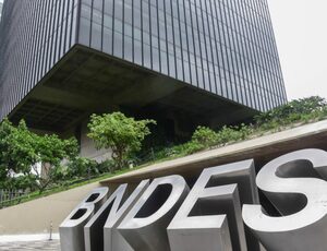 Após Lula prometer recursos para o exterior, BNDES suspende crédito rural