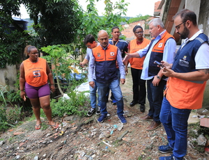 Prefeito de Niterói acompanha equipes de órgãos municipais que atuam na cidade depois de fortes chuvas