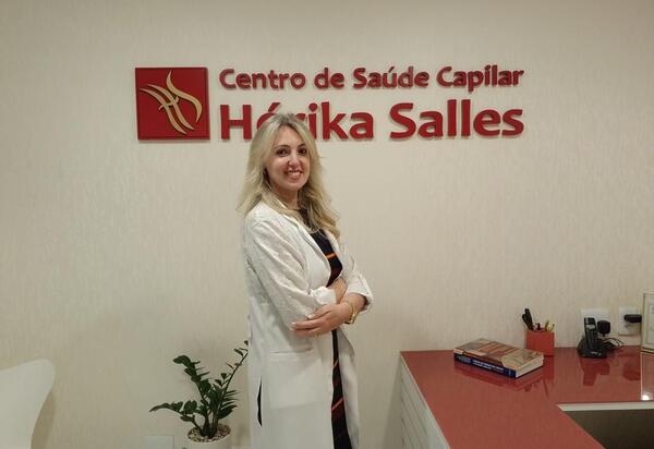 Herika Salles recebe o reconhecimento de melhor Terapeuta Capilar