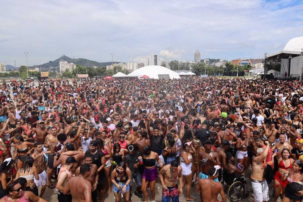 Banda do Ingá reúne cerca de 15 mil pessoas no Caminho Niemeyer 