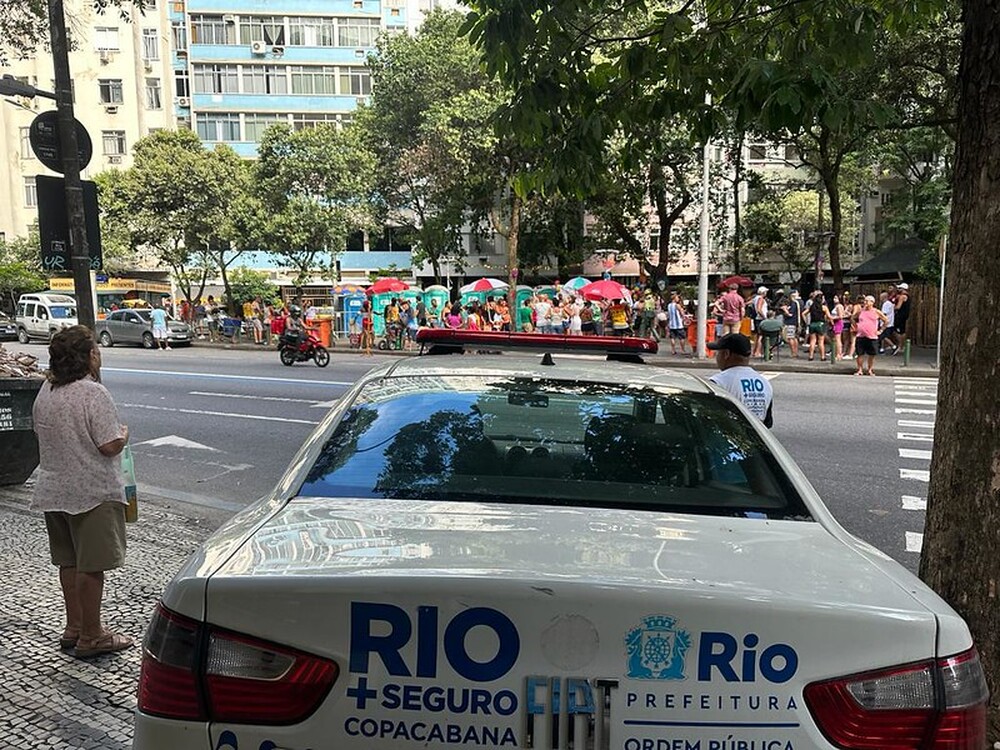 SEOP multa bares em um total de R$ 15 mil por ocupação irregular das calçadas em Botafogo